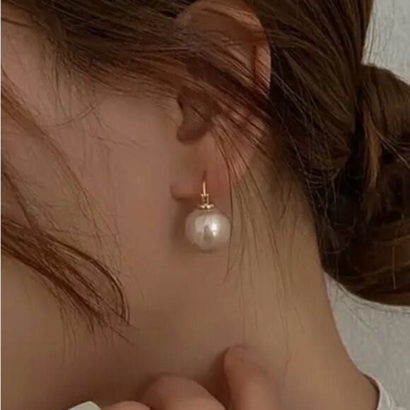 Elegant Gold and Cream Pearl Earrings length 0.98 inches - Picture 2 of 3